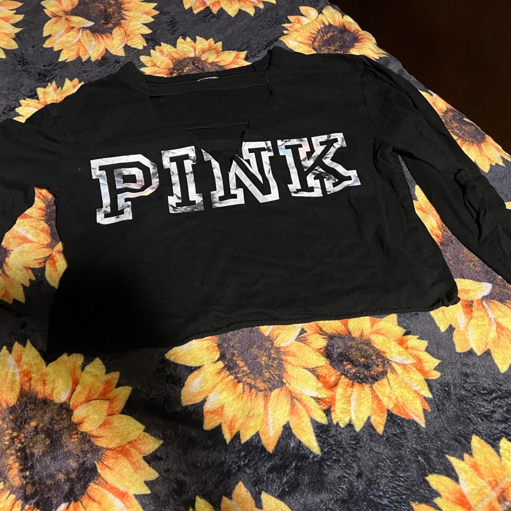 Cropped pink brand shirt